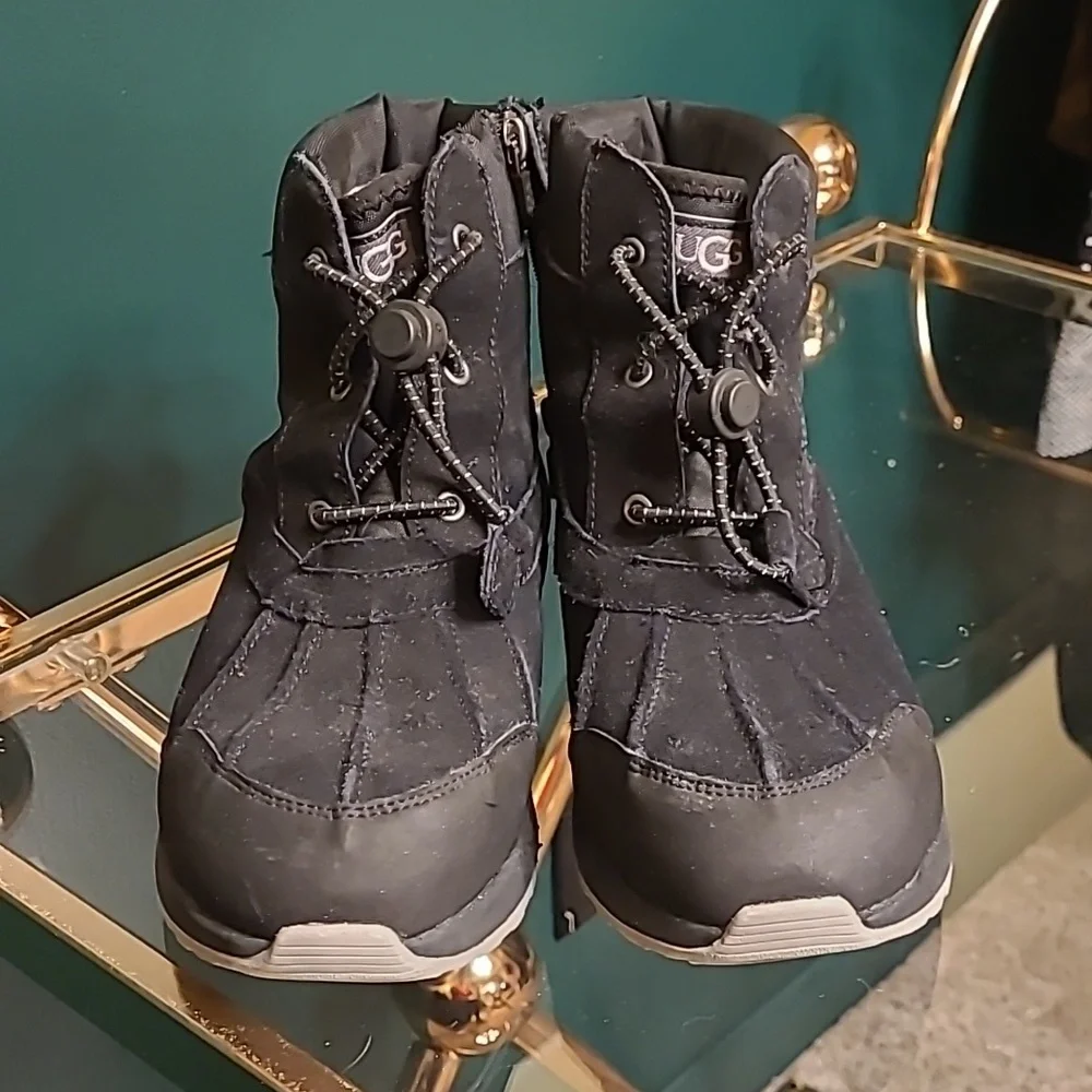 NWOB UGG black Turlock leather boots